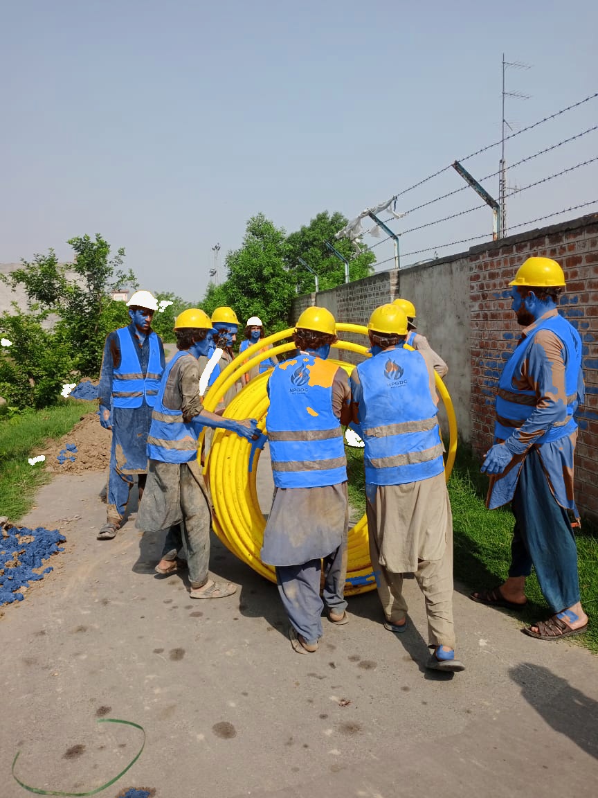 Gas pipeline installation team project